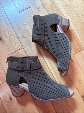 Earth Intrepid Olive Perforated Peep-Toe (7)